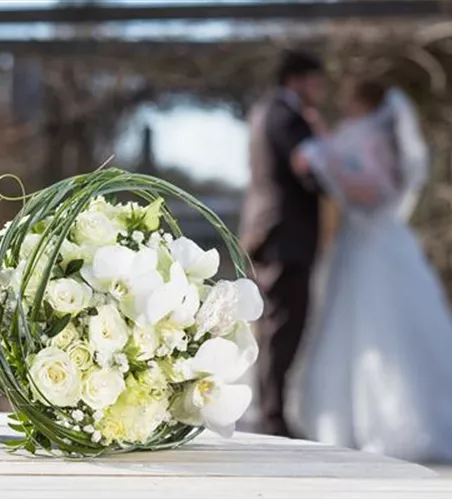 Kleine Blumenmädchen mit einer großen Aufgabe