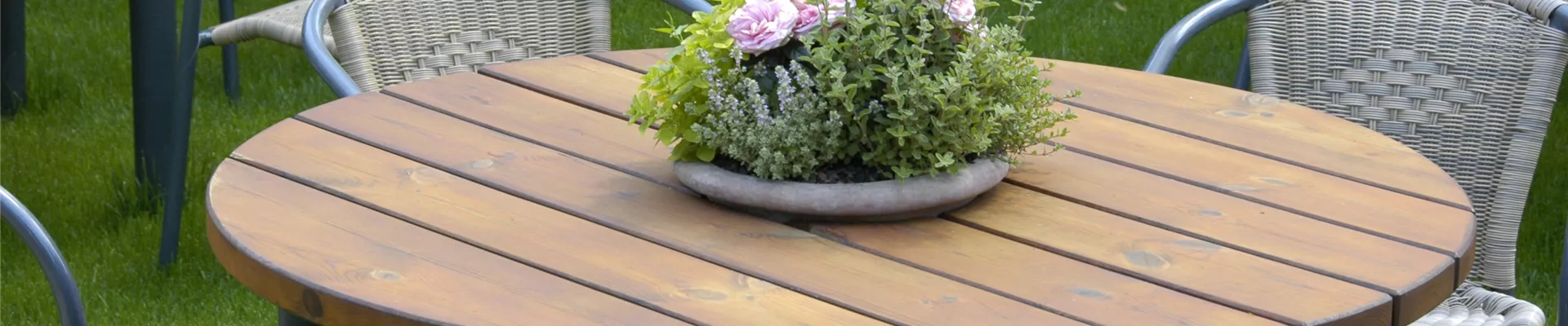 Blumenschale auf Tisch