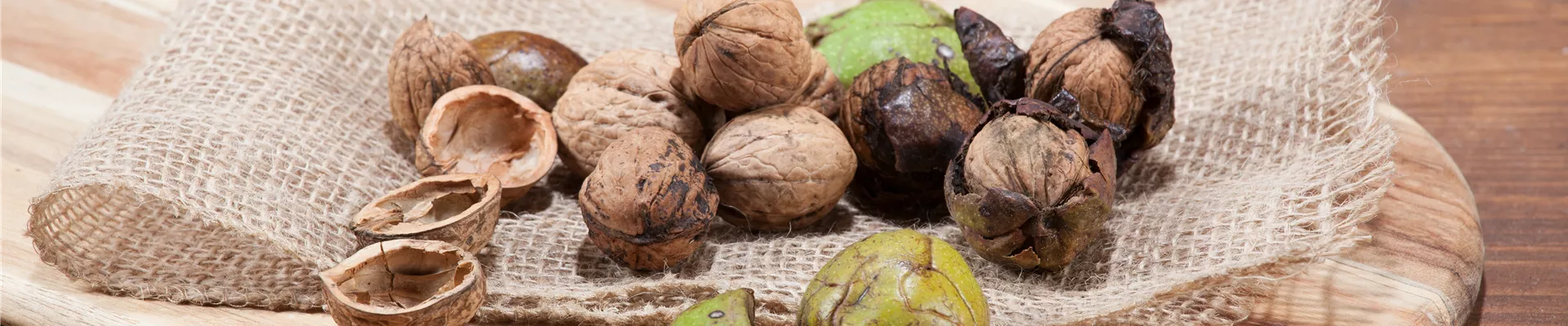 Walnuss auf Küchenbrett