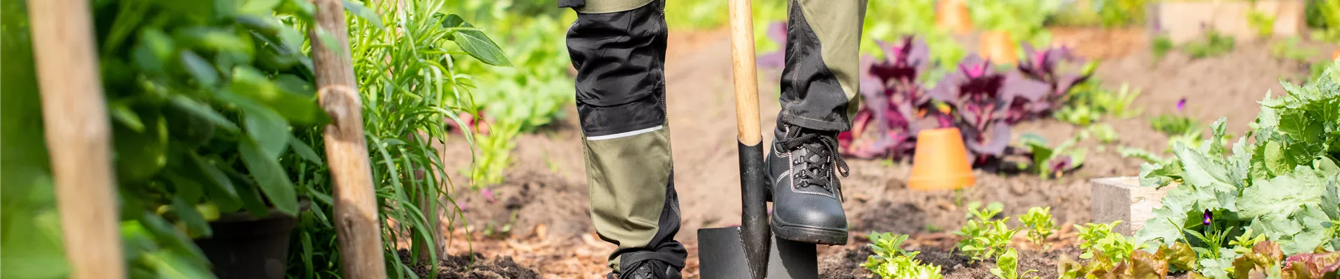 Gartengeräte - Arbeit mit Spaten
